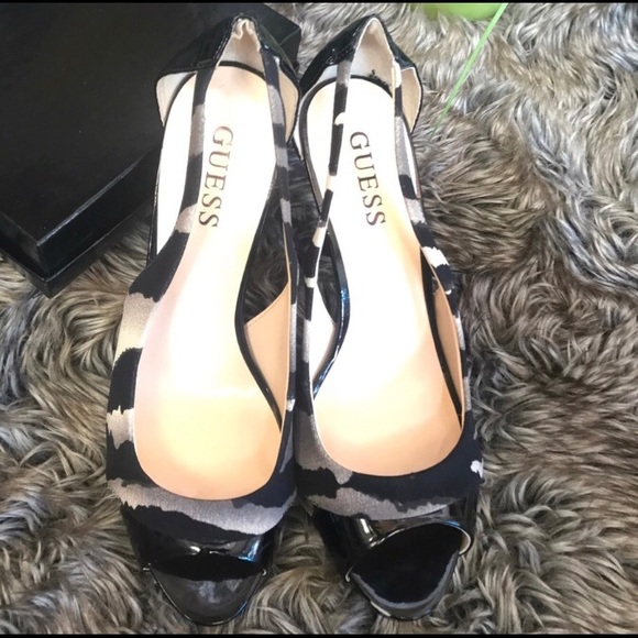 NWOB Guess tiger stripe open side peep toe pumps - Picture 2 of 4